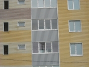 Окно пластиковое белое на балконе