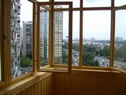 Балкон застеклён деревянной рамой