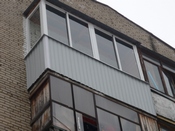 Остекление алюминием балкона с крышей