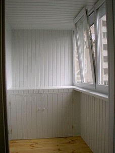 обустройство балкона шкафами